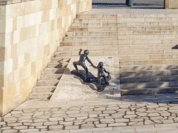 Vicuska és Gergő szobra Eger