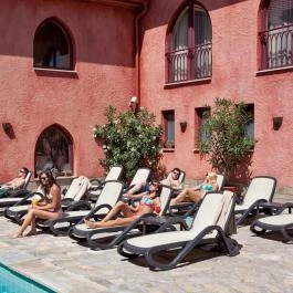 Mesés Shiraz Hotel Egerszalók - Medence/kert