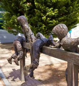 23. legjobb látnivaló: Játszó gyerekek szobra