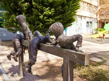 Játszó gyerekek szobra Esztergom