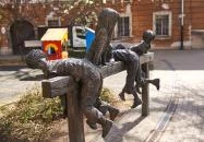 Játszó gyerekek szobra Esztergom