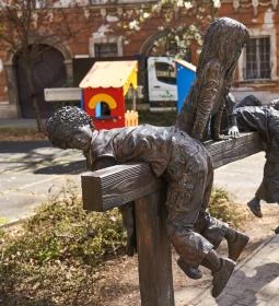 Játszó gyerekek szobra