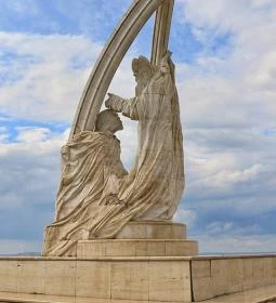 5. legjobb látnivaló: Szent István megkoronázása szoborcsoport 