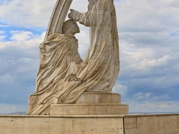 Szent István megkoronázása szoborcsoport Esztergom