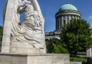 Szent István megkoronázása szoborcsoport Esztergom
