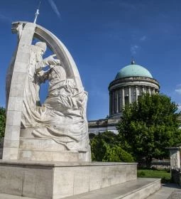 Szent István megkoronázása szoborcsoport 
