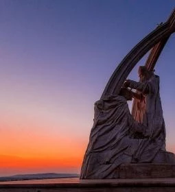 Szent István megkoronázása szoborcsoport 