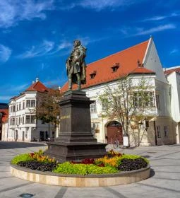 9. legjobb látnivaló: Kisfaludy Károly szobor