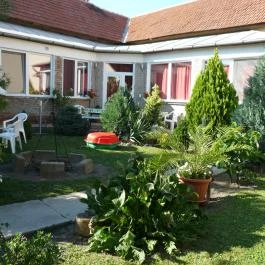 Álom Apartman Gyula - Medence/kert