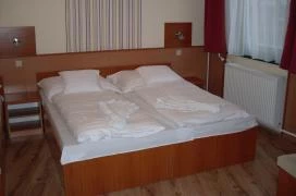 Aranykereszt Hotel Gyula