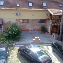 Central Apartman Gyula - Medence/kert