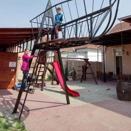 Corvin Gyula Apartmanház Gyula - Medence/kert