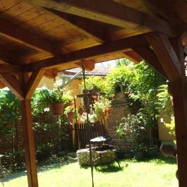 Mediterrán Apartman Gyula - Medence/kert