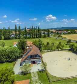 Gyulavezér Lovasbirodalma Panzió 