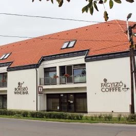 Hotel Medián Hajdúnánás - Külső kép