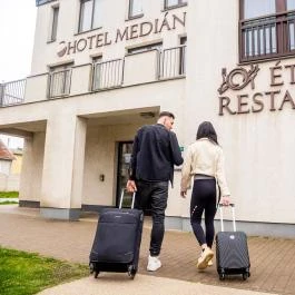 Hotel Medián Hajdúnánás - Külső kép