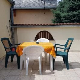 Sárga Muskátli Apartman Hajdúszoboszló - Medence/kert