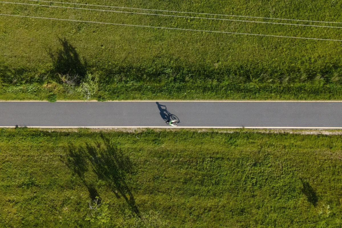 Kerékpárút Balatongyörök közelében / Fotó: MTI/Vasvári Tamás