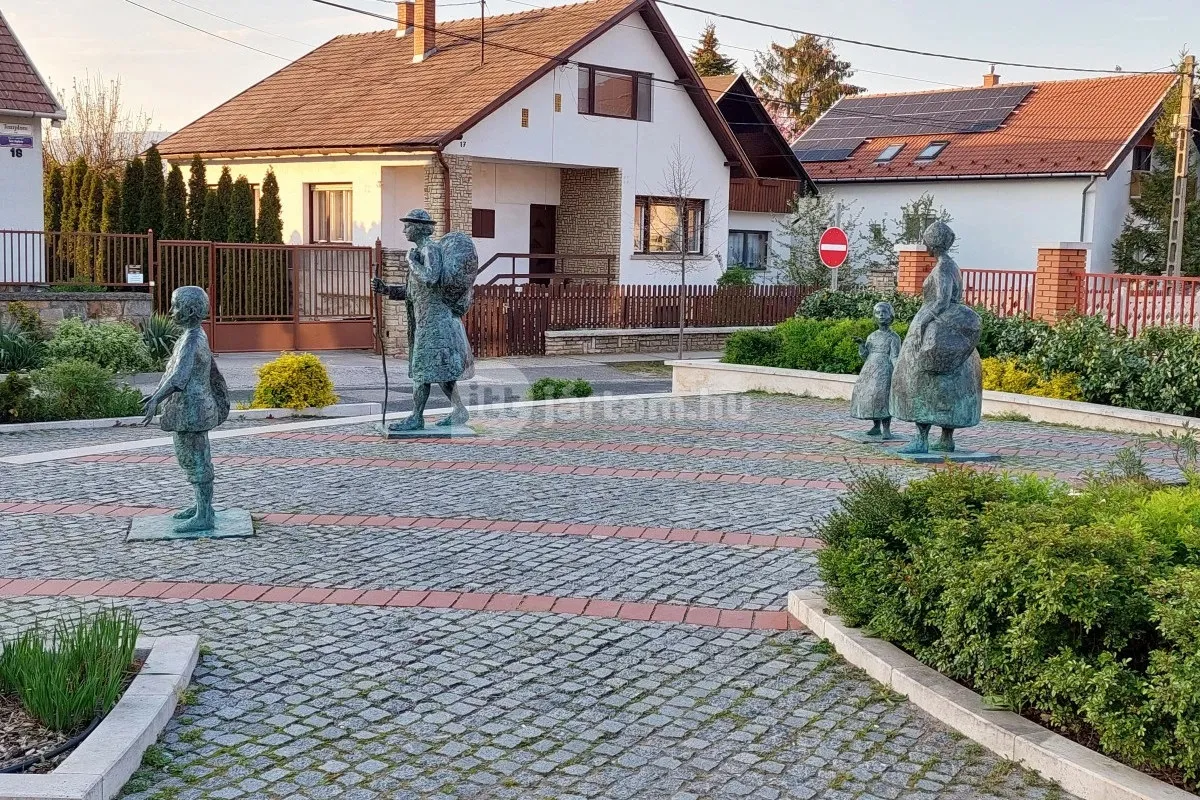 Betelepülési emlékművek Magyarországon - szoborcsoport a Betelepülés terén Pilisvörösváron