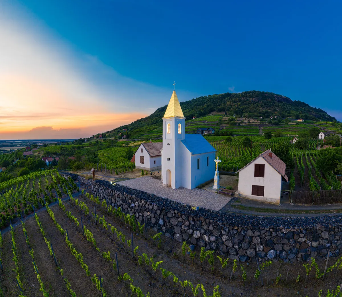 Kóstolj májusban somlói borokat Ajkán - Somló-hegy