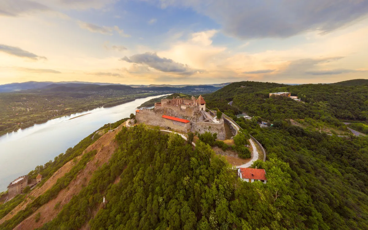 Keresd fel a Dunakanyar ikonikus nevezetességeit és látnivalóit - Visegrádi Fellegvár