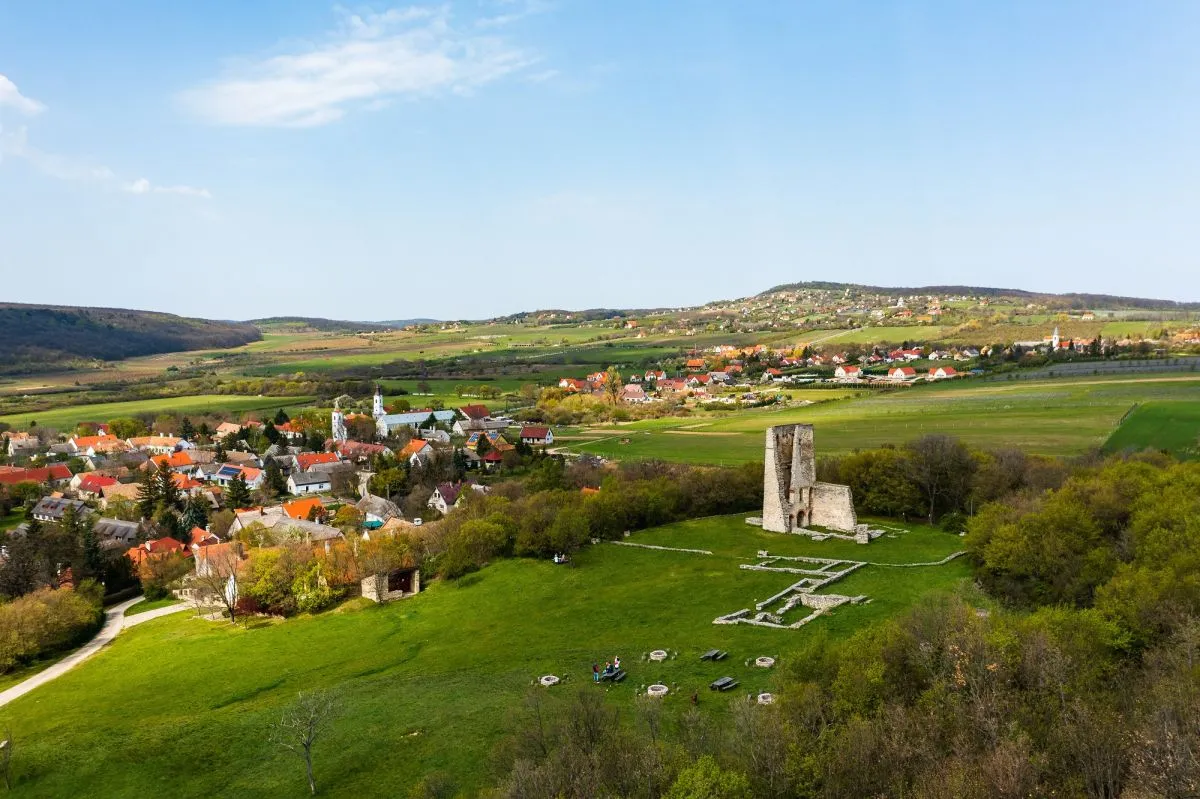 Templomromok a Balaton északi partján - Boldogasszony templomrom Dörgicsén