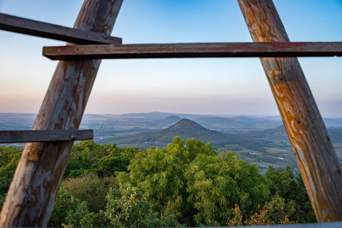 A Balaton egyik legszebb kilátójából mesés a panoráma - Kisfaludy-kilátó, Badacsonytomaj