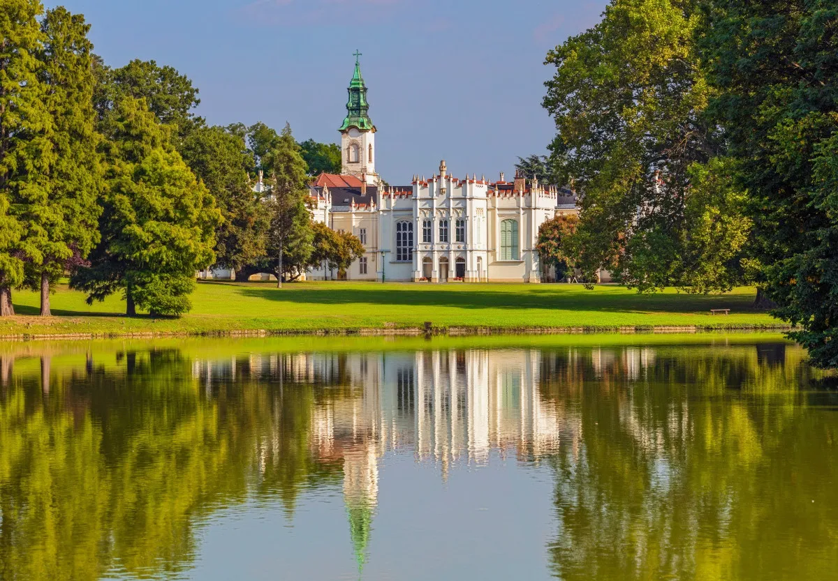10 magyarországi kastély, ahol elveszhetsz a történelemben - martonvásári Brunszvik-kastély