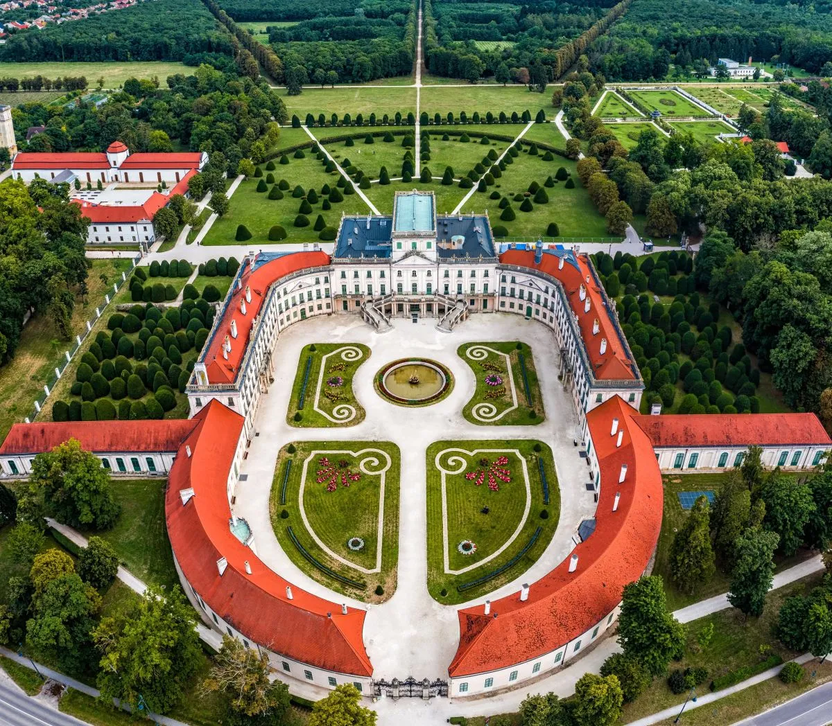 10 magyarországi kastély, ahol elveszhetsz a történelemben - fertődi Esterházy-kastély