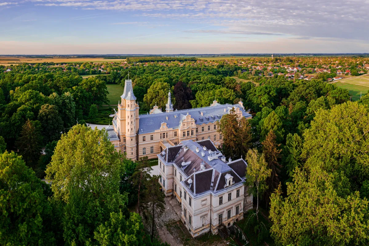 10 magyarországi kastély, ahol elveszhetsz a történelemben - szabadkígyósi Wenckheim-kastély