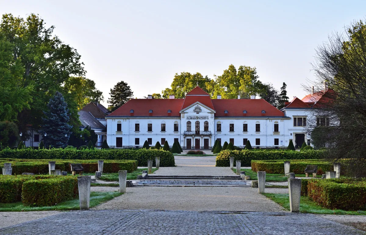 10 magyarországi kastély, ahol elveszhetsz a történelemben - nagycenki Széchenyi-kastély