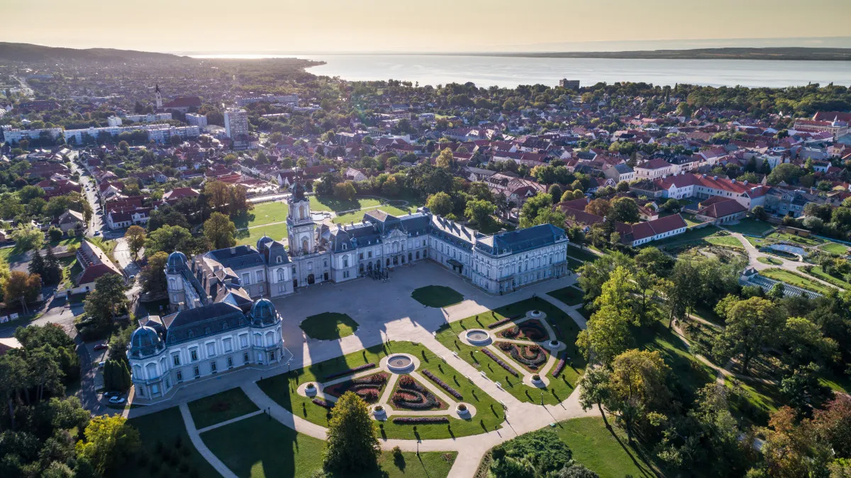 10 magyarországi kastély, ahol elveszhetsz a történelemben - keszthelyi Festetics-kastély