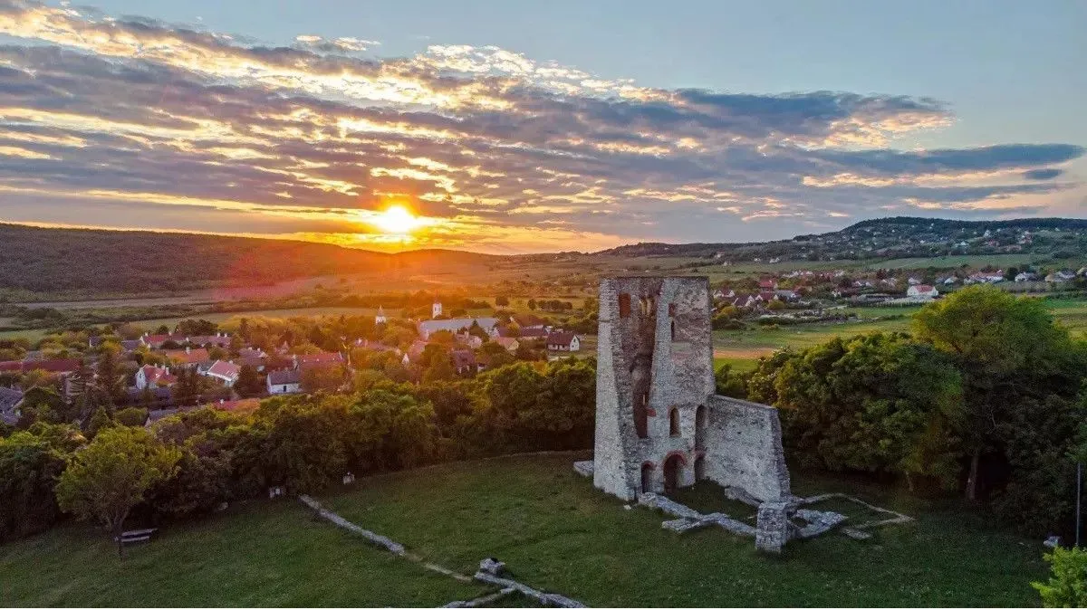 Izgalmas balatoni látnivalók, ha unod a strandolást - Boldogasszony-templomrom (Dörgicse)