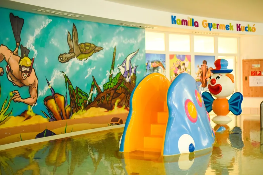 A fürdőkomplexum gyermek- és strandmedencét is rejt / Foglalj szállást a Hotel Kamillába