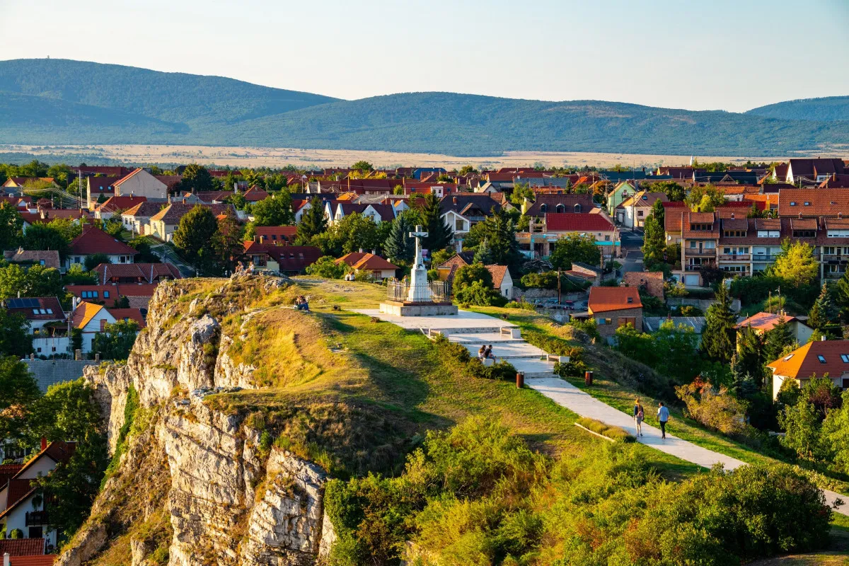 Ma is tündöklő, régi magyar városaink - Veszprém, Szent Benedek-hegyi kereszt