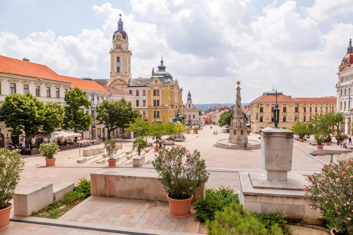 Ma is tündöklő, régi magyar városaink - Pécs, Széchenyi tér