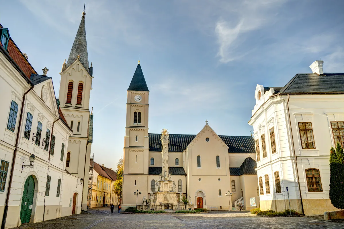 Ma is tündöklő, régi magyar városaink - Veszprém, Szent Mihály Székesegyház