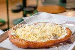 Lángos nélkül lehet nyaralni, de vajon érdemes? – 12 közönségkedvenc lángosozót mutatunk