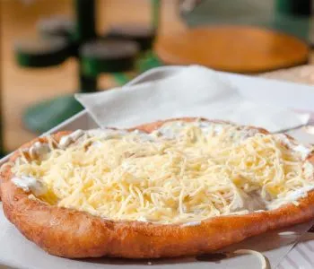 Lángos nélkül lehet nyaralni, de vajon érdemes? – 12 közönségkedvenc lángosozót mutatunk