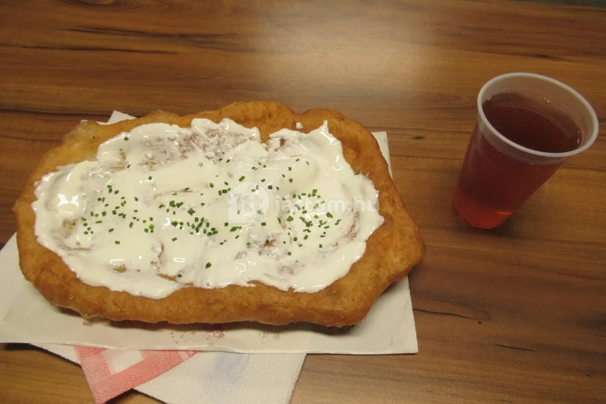 Mutatunk 12 közönségkedvenc lángosozót - Krumplis Lángos (Budapest)/ Fotó: ittjartam.hu