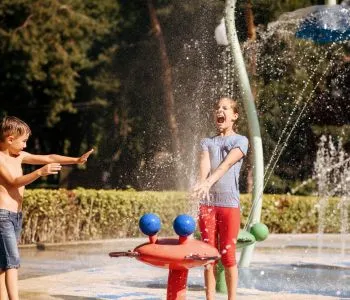 Gyermekbarát vizes játszóterek – szuper nyári szórakozás kánikulában is