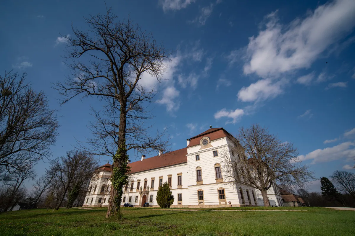 Magyarország kincsei a szépkorúakat is várják - pápai Esterházy-kastély