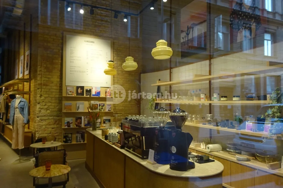 15 budapesti helyszín, ahol mennyei jegeskávék társaságában hűsölhetsz - Nanushka Store & Café/ Fotó: ittjartam.hu