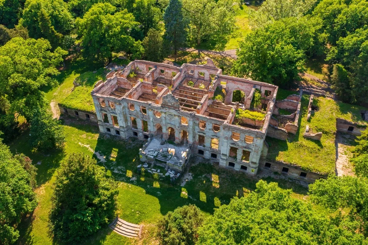 A Wenckheim család építészetének nyomában Magyarországon - Széchenyi-Wenckheim kastély romjai (Békéscsaba)