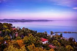 Élvezd ki az ősz meleg napjait: bájos vendégházak a Balatonon