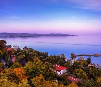 Élvezd ki az ősz meleg napjait: bájos vendégházak a Balatonon