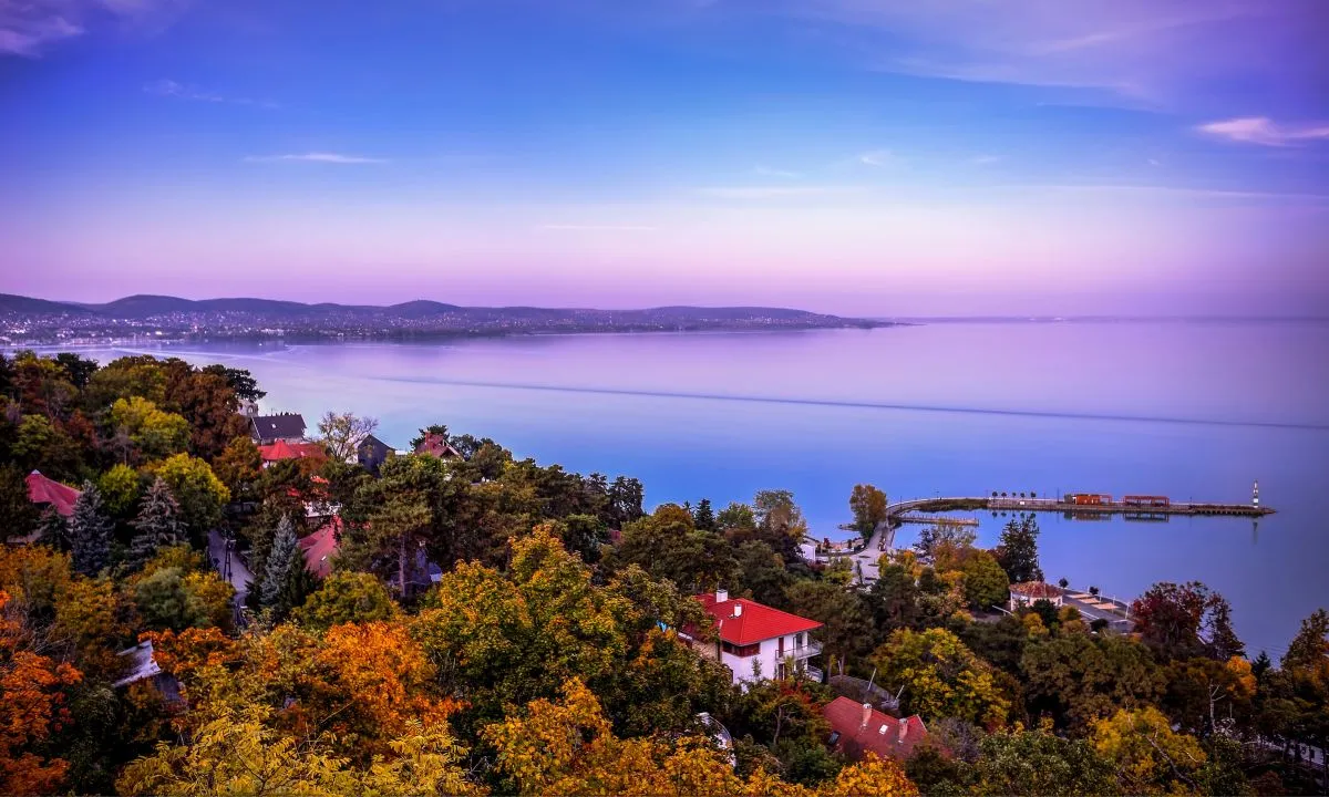 Élvezd ki az ősz meleg napjait: bájos vendégházak a Balatonon