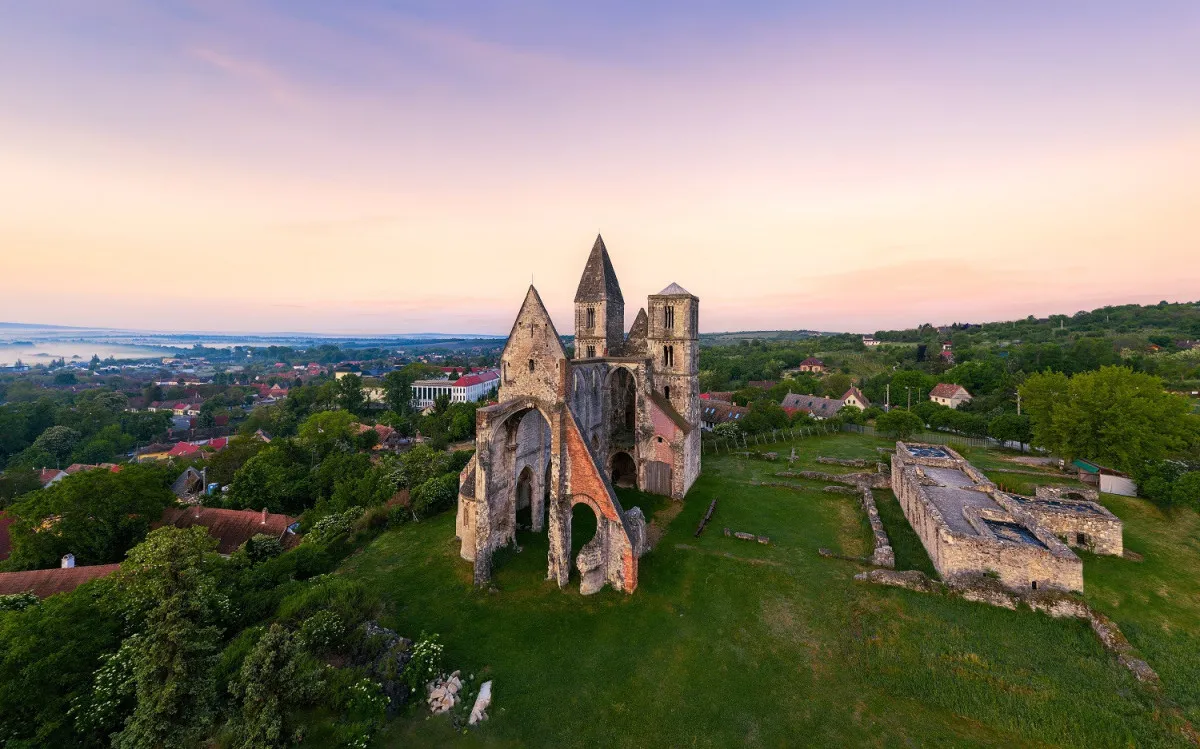 Kirándulás kutyával Budapest környékén - zsámbéki romtemplom