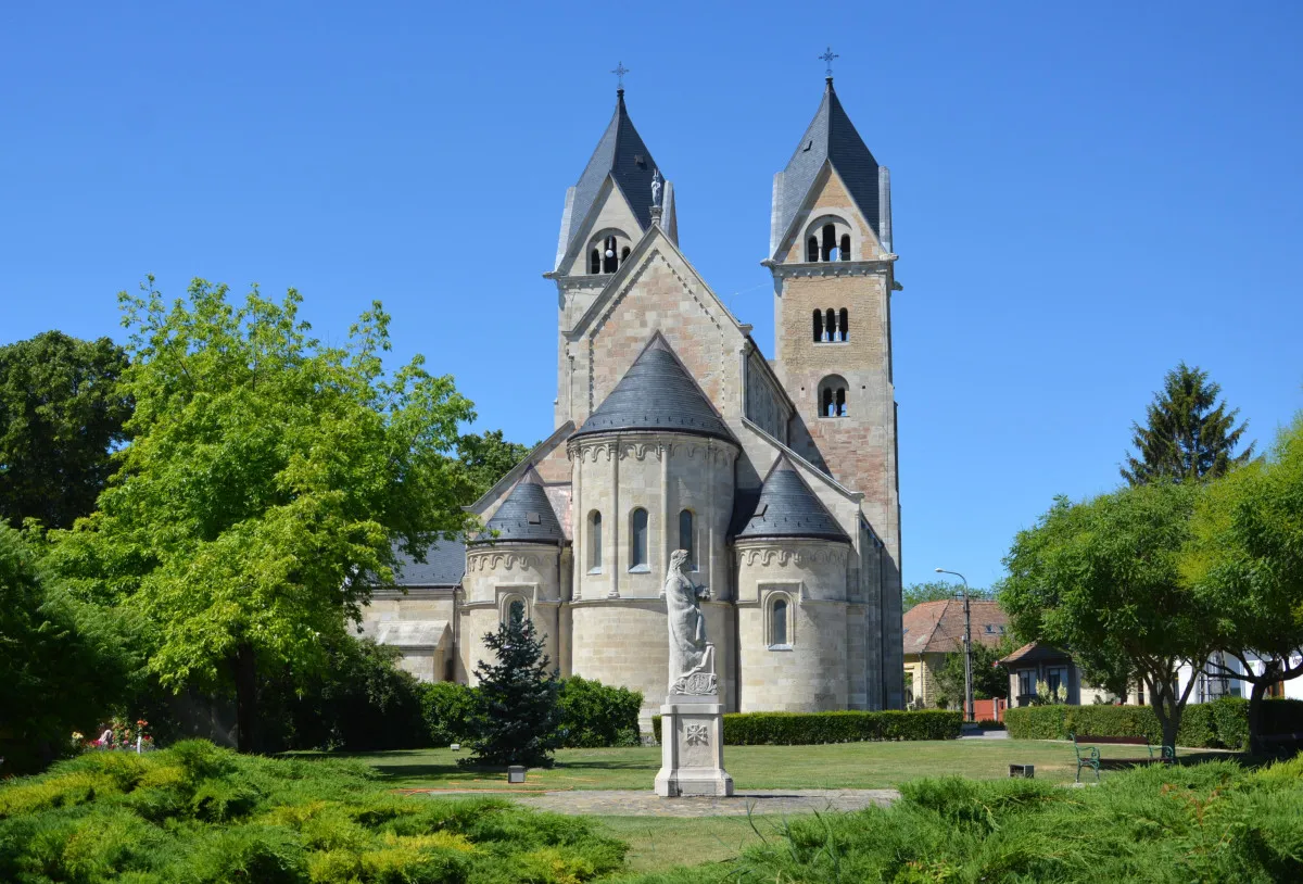 Lelki feltöltődés Magyarország festői zarándokútjain - lébényi Szent Jakab-templom