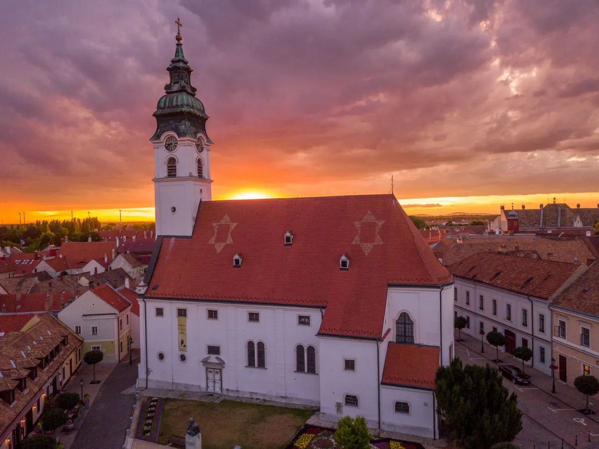 Jöhetnek Mosonmagyaróvár legizgalmasabb látnivalói? - Óvári Szűz Mária Királynő és Szent Gotthhárd templom